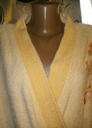 Жіночий махровий халат з квітковою аплікацією2 фото