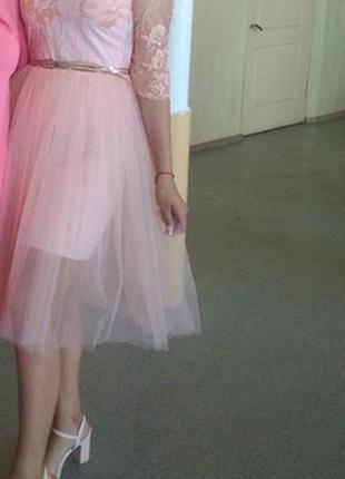 Шикарное нежно-розовое платье с кружевом и пышной юбкой миди длинны
