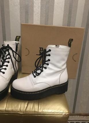 Білі dr. martens черевики