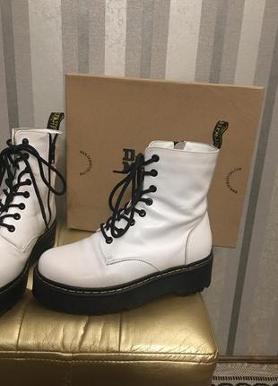 Белые dr. martens ботинки