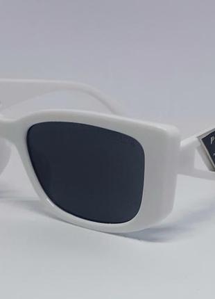 Prada модные женские солнцезащитные очки узкие темно серые в белой глянцевой оправе