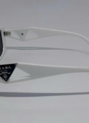 Prada модные женские солнцезащитные очки узкие темно серые в белой глянцевой оправе3 фото