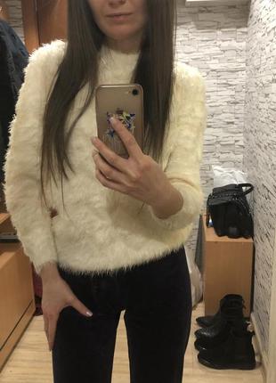 М’який светрик молочного кольору