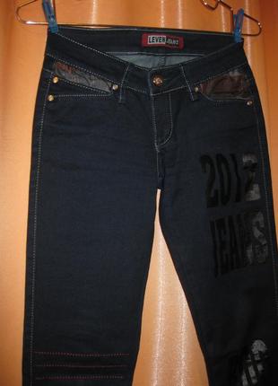 Шикарные модные джинсы штаны брюки слим скин зауженные leven км1443 на длинные ноги с надписями4 фото