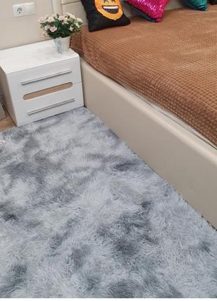 Килимки для будинку. килимок у спальню у сірому кольорі. волохатий килимок сірий. сірий килимок-травка2 фото