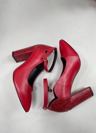 Червоні шкіряні туфлі човники з гострими носком та ремінцем колір на вибір8 фото