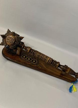 Булава на підставці з тризубом україни