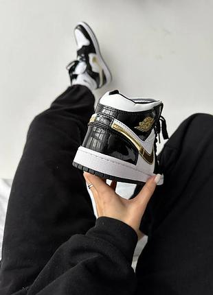 Стильные женские кроссовки Air Jordan 1 High 85 Varsity Red 2020 Unten mid patent golden black чёрные с золотом лаковые10 фото