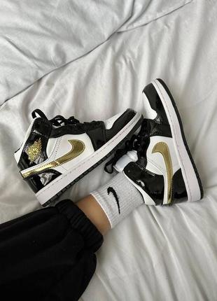 Стильные женские кроссовки Air Jordan 1 High 85 Varsity Red 2020 Unten mid patent golden black чёрные с золотом лаковые3 фото