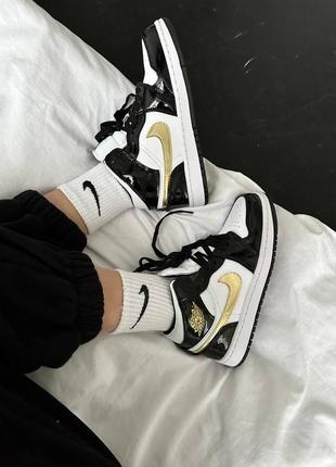 Стильні жіночі кросівки nike air jordan 1 retro mid patent golden black чорні із золотом лакові