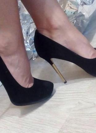 Элегантные черные туфли на золотистой шпильке