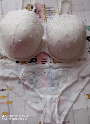 Молочний з вишивкою мереживний комплект фірми marks and spencer розмір 36d/ 10