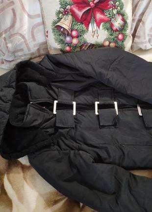 Женская черная зимняя укороченная куртка пуховик с капюшоном на флисе2 фото