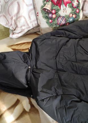 Женская черная зимняя укороченная куртка пуховик с капюшоном на флисе3 фото