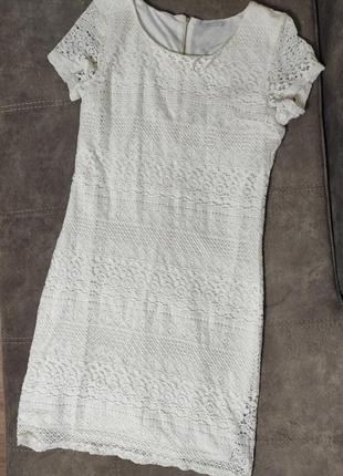 Біла мереживна сукня