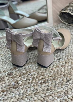 Бежевые босоножки с бантиком и закрытой пяткой