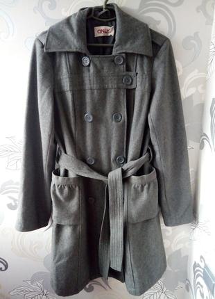 Серое шерстяное демисезонное пальто only  на пуговицах с поясом, шинель