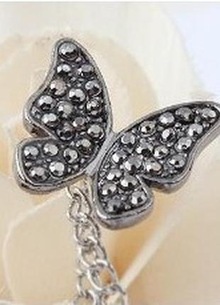 Сережки метелики чорного кольору з довгим ланцюжком з камнеи4 фото