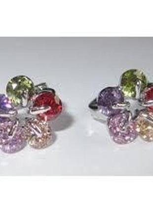 Невеликі сережки квіточки з різнокольоровими пелюстками з кристалів