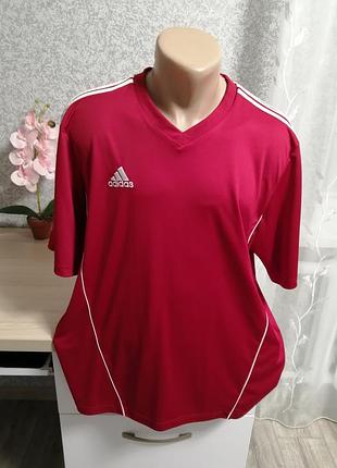 Футболка adidas.
