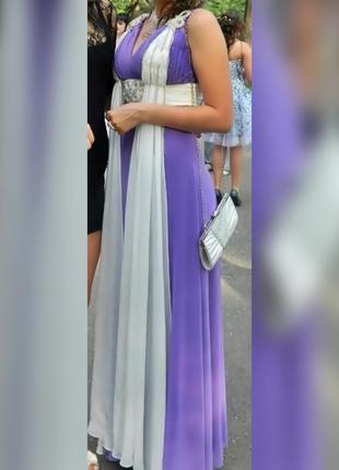 Длинное вечернее платье фиолетового цвета с белыми вставками
