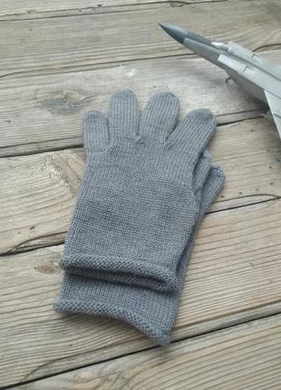 Элегантные мужские перчатки красивого серого цвета