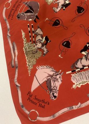 Яркий красный платок с лошадьми италия