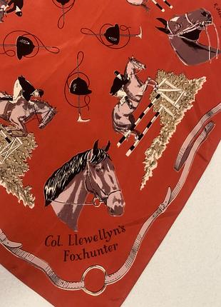 Яркий красный платок с лошадьми италия