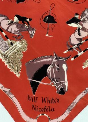 Яркий красный платок с лошадьми италия