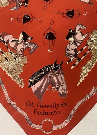 Яркий красный платок с лошадьми италия