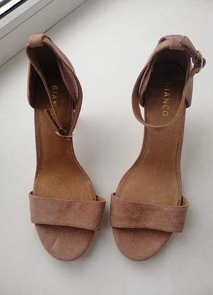 Босоножки 39р