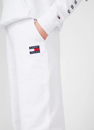 Tommy hilfiger жіночі білі спортивні штани tjw relaxed hrs badge3 фото