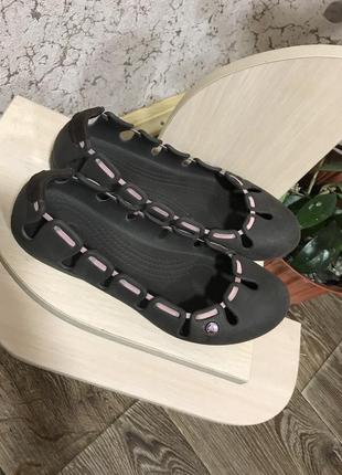 Фірмові сандалі.