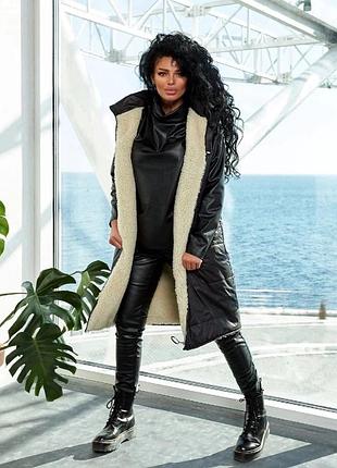 Стильна жилетка на овчині з капюшоном