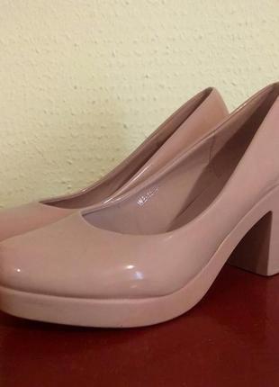 Гарні , тілесного кольору туфлі ,  по стельці 25 см мякусенькі