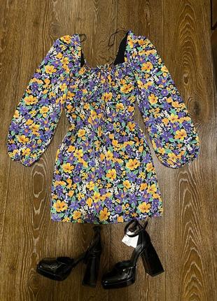 Яскрава квіткова сукня плаття фірми bershka xs