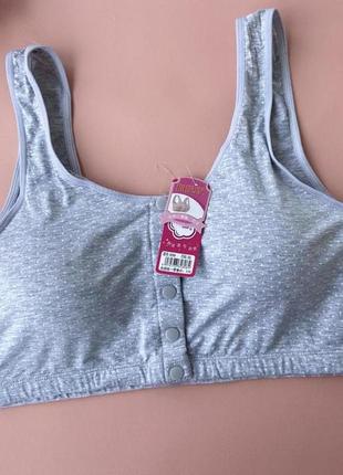 Серый топ большого размера с застежкой спереди на объемы 95dе, 100сdе, 105всd, 110всd, 115вcd