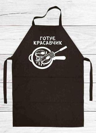 Фартук черный кухонный с принтом "красавчик готовит. сковорода со стейками и лопаткой"2 фото