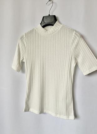 Облегающий топ базовая футболка из трикотажа в рубчик с высоким воротником и короткими рукавами.6 фото