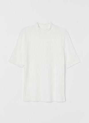 Облегающий топ базовая футболка из трикотажа в рубчик с высоким воротником и короткими рукавами.3 фото