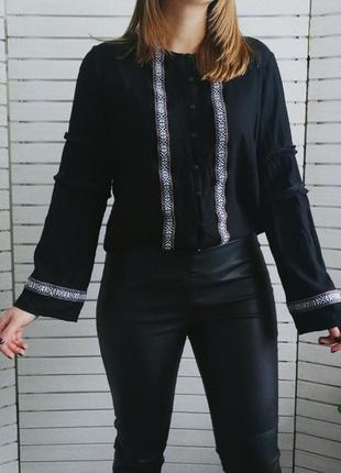 Щільна блуза з широкими руками від tu. 100% віскоза.