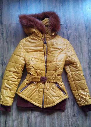 Курточка з капюшоном.