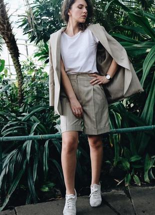 Бежевий костюм в смужку з шортами або брюками з високою талією