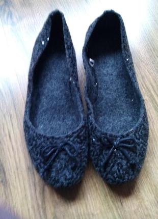Повстяні мокасини з паєтками.