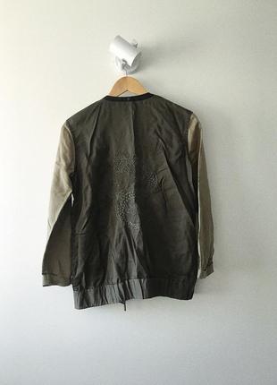 Легкая удлиненная курточка с вышивкой на спине3 фото