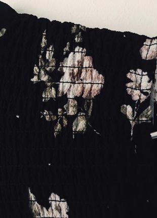 Актуальная черная блузка с нежным цветочным принтом и воротником с оборками new look8 фото