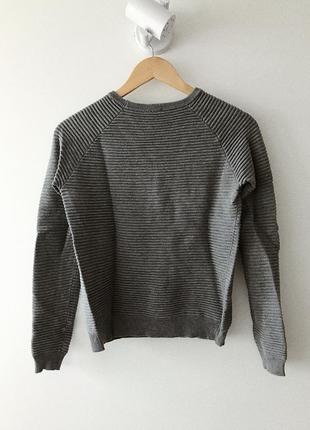 Серый свитер в горизонтальный рубчик2 фото