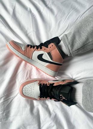 Женские высокие кожаные кроссовки nike air jordan 1 retro smoke high pink quartz#найк10 фото