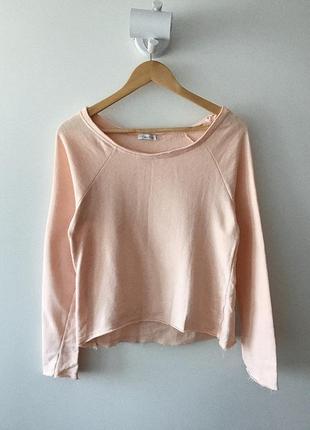 Нежно-розовый пуловер с широким горлом