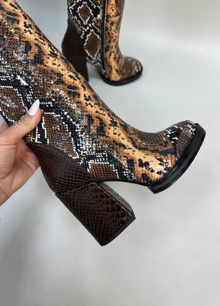 Эксклюзивные сапоги из натуральной итальянской кожи рептилия женские на каблуке5 фото